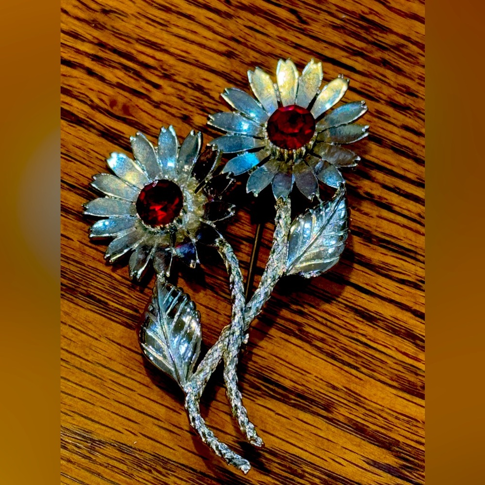 Mid century vintage estate pin / brooch in gold tone